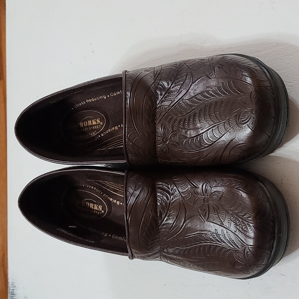 Easy Works by Easy Street Women's Clogs Shoes Brown Faux Leather Size 9WW‎ EUC